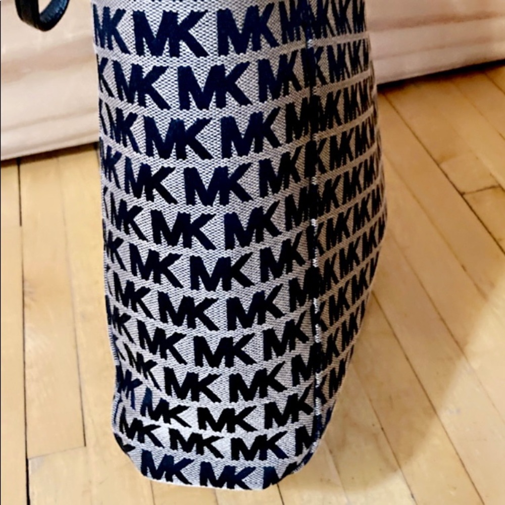 LIKE NEW❗️AUTHENTIC MICHAEL KORS JET SET MONOGRAM TOTE - Picture 7 of 14